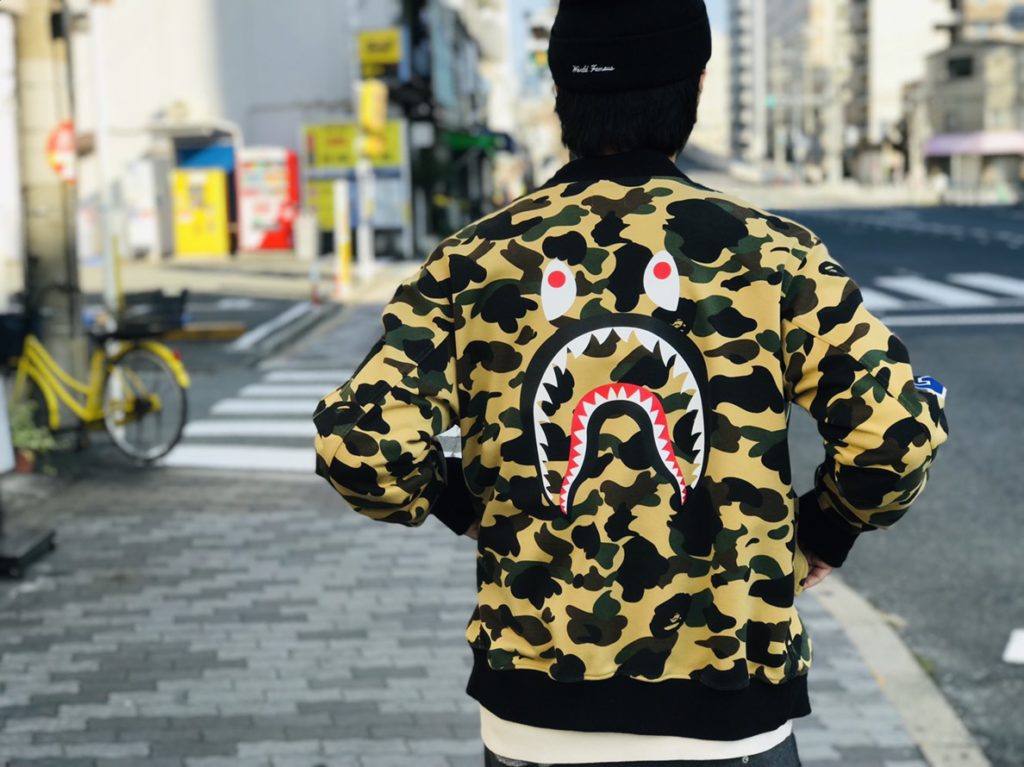 ゴールデンサイズのLA BATHING APE  SHARK MA-1 L人気カラーBAPE